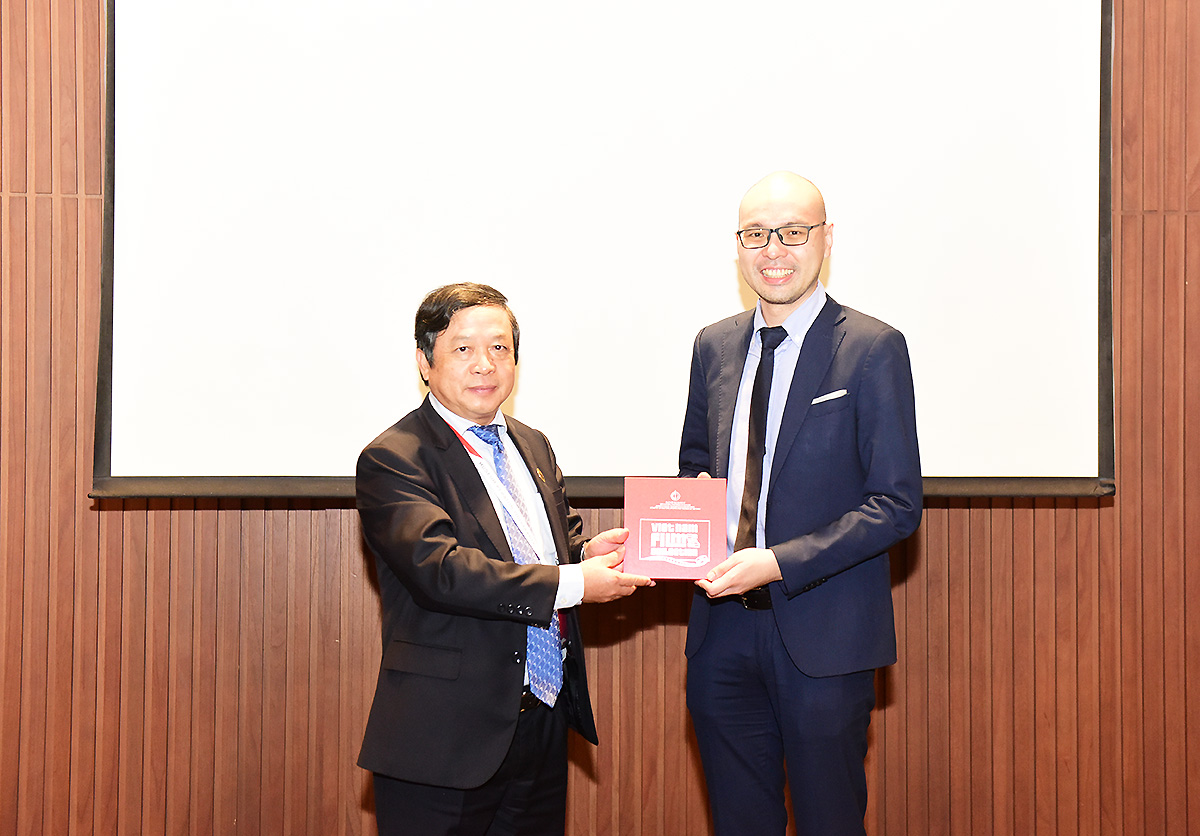 Thứ trưởng Đoàn Văn Việt tặng quà lưu niệm đại diện Công ty Traveloka